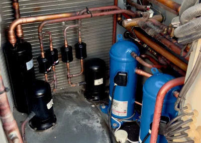 Reparação de fugas e instalação de depósito de líquido